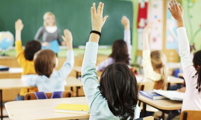 أسس التربية الفعالة في الفصول الدراسية وتأثيرها على نشأة المجتمع