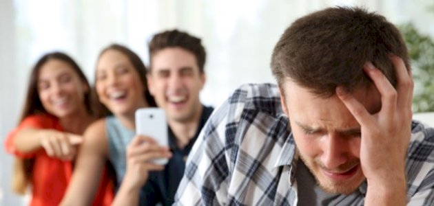 ماذا لو اجتمع عدد من التلاميذ حول الأستاذ وحاولوا السخرية منه عن طريق إطلاق لقب